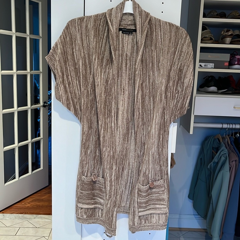 Sweater vest with hang over the shoulder sleeves, pockets and a tie